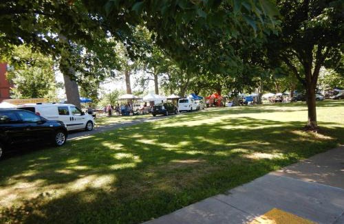 East Allegheny Apartment | 3 Beds, homey, spacious, stadiums, free parking, parks