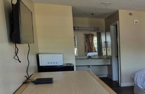 Chickamauga Hotel | 3 Budget-friendly Units | Short Drive Rock City, Ruby Falls & Lookout Mountain