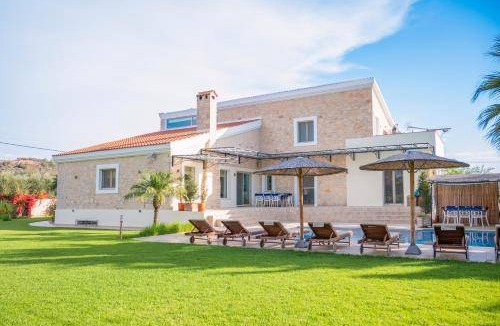 Agia Villa | 300 m² Villa ∙ 4 bedrooms ∙ 8 guests