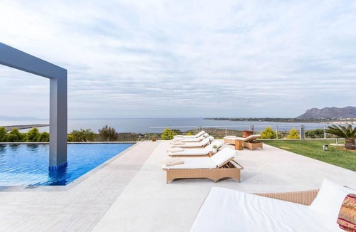 Kalathas Villa | 300 m² Villa ∙ 5 bedrooms ∙ 12 guests