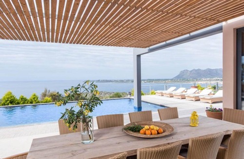 Kalathas Villa | 300 m² Villa ∙ 5 bedrooms ∙ 12 guests