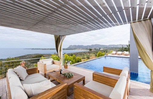 Kalathas Villa | 300 m² Villa ∙ 5 bedrooms ∙ 12 guests