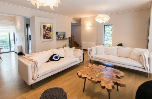 Glyfada Villa | 300 m² Villa ∙ 5 bedrooms ∙ 9 guests