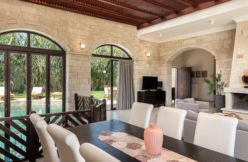 Platanias Town Villa | 308 m² Villa ∙ 4 bedrooms ∙ 127 guests
