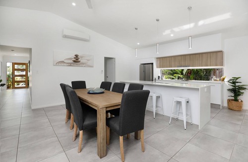 Palm Cove House | 32c continuously heated pool 300m to beach Seaside@PalmCove
