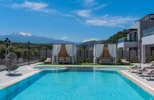 Roumeli Villa | 350 m² Villa ∙ 7 bedrooms ∙ 14 guests