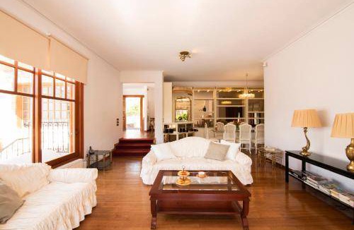 Saronida Villa | 380 m² Villa ∙ 4 bedrooms ∙ 8 guests