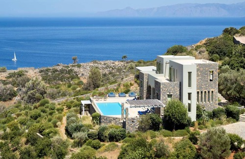 Agios Nikolaos House | 456 m² Farmhouse ∙ 8 bedrooms ∙ 16 guests