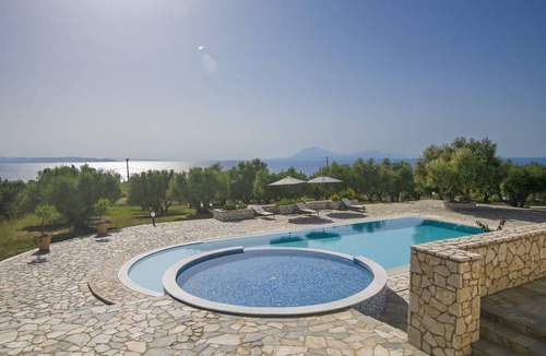 Killini Resort | 465 m² Luxury rental ∙ 4 bedrooms ∙ 8 guests