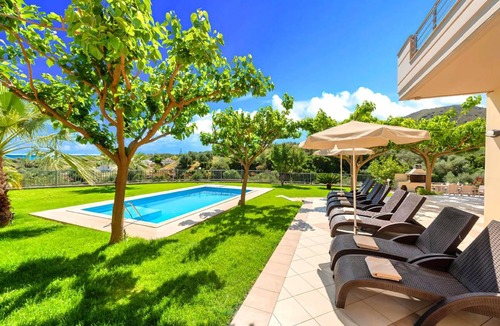 Dempla House | 660 m² House ∙ 12 bedrooms ∙ 36 guests