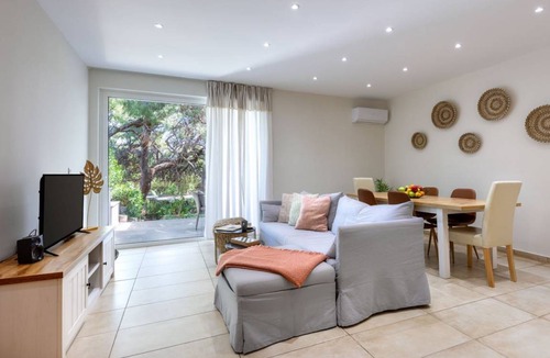 Vouliagmeni Apartment | 92 m² Apartment ∙ 2 bedrooms ∙ 4 guests