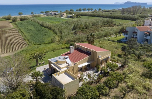 Maleme Villa | A comfortable,sunny villa in nature,listening to the sound of the sea!