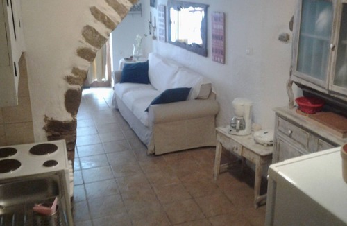Lefkogeia House | A lovely nest set in an alley of Lefkogia village, 2km away from 4 beaches!