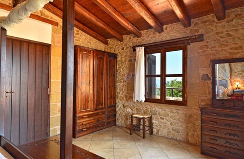 Xirokampi Villa | A traditional villa with marvellous sea and mountain view