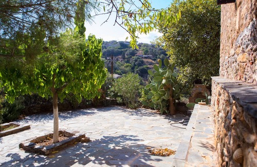 Steni Dirfyos Cottage | Adagio Stone Cottage w/2 BR & a lovely yard