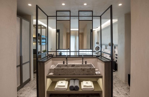 Ornos Hotel | Aeonic Suites and Spa