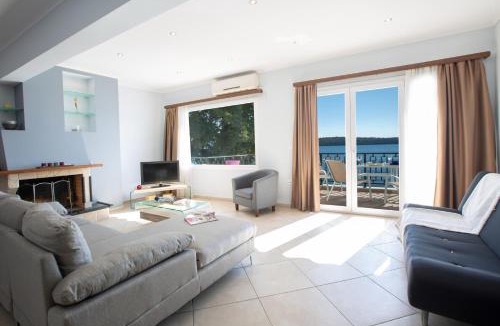 Perigiali Apartment | Agoritsa Beachfront Apartment with its own pontoon