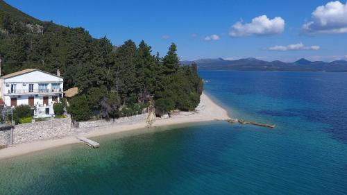 Perigiali Apartment | Agoritsa Beachfront Apartment with its own pontoon