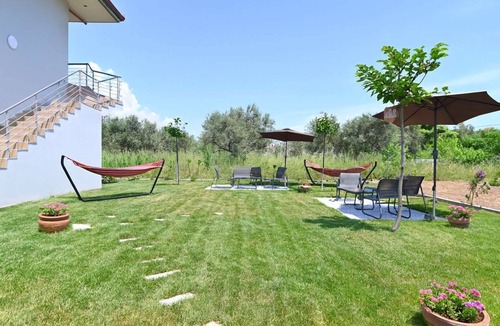 Asprovalta Apartment | Aigli Garden Hideaway, Haven Close to Vrasna Beach