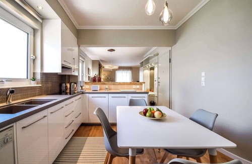Alimos Apartment | Alimos Luxury 3 Bd Apt w Stunning Acropolis Views