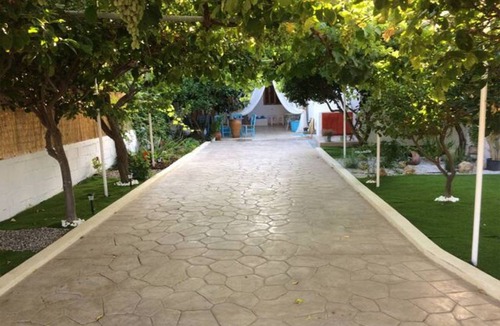 Kalamaki House | Amalia House 5 minu from the beach, ideal for families with children and pets