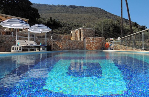 Kokkinon Khorion Villa | Amazing 14m infinity pool, outside dining & lounge area, sea views, & big garden