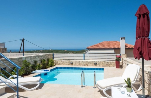 Adele Villa | Amazing Villa Fragika III in a picturesque village