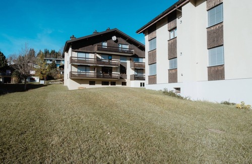 Mitloedi Apartment | Apartment Enzian: Modern apartment with mountain views next to the ski slopes