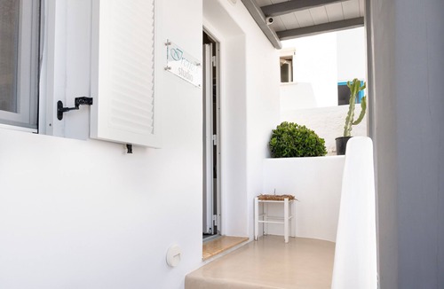 Tourlos Apartment | Apartment 'Irene's Studio' with Shared Pool, Wi-Fi and Air Conditioning