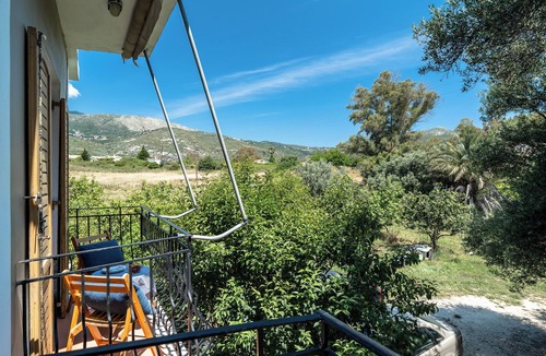 Kateleios Apartment | Apartment 'Makis Katelios' with Balcony, Wi-Fi and Air Conditioning