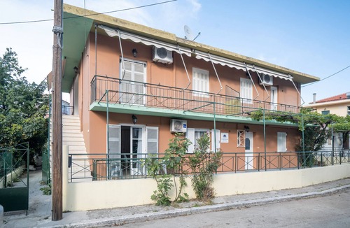 Poros Apartment | Apartment 'Two-Bedroom' with Shared Garden, Wi-Fi and Air Conditioning