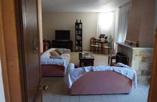 Dasamari Apartment | Apartment with a garden, BBQ, swimming pool and jacuzzi