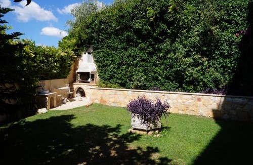 Dasamari Apartment | Apartment with a garden, BBQ, swimming pool and jacuzzi