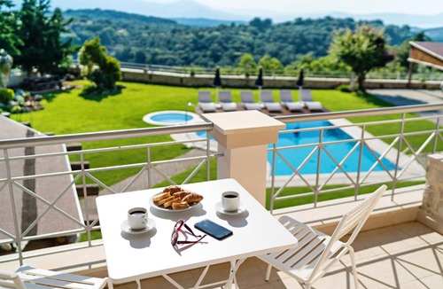 Kaloniktis Apartment | Apartment with one bedroom in Palelimnos with shared pool and enclosed garden 14 km from the beach