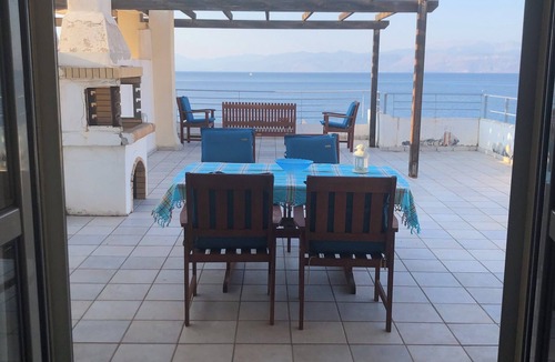 Evrostina Apartment | Appartement en bord de mer avec piscine. Vue à couper le souffle !