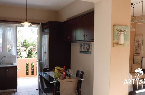 Daratsos Apartment | Art apt. walk to the beach.