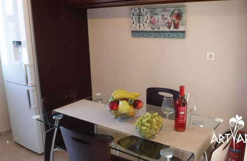 Daratsos Apartment | Art apt. walk to the beach.