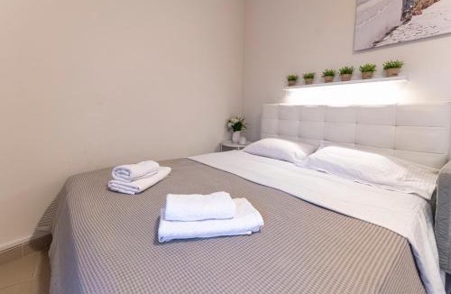 Plaka Apartment | Athens Acropolis House