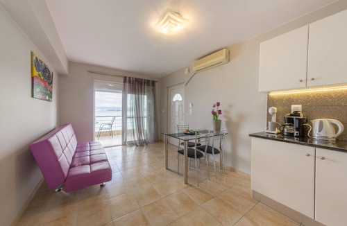 Kiveri Apartment | Beachfront Holiday Apartment with amazing Sea View