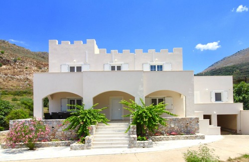 Neon Oitylo Villa | Beachfront Villa by the Sea