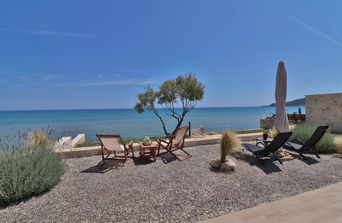 Alykes House | Beachfront wooden house "Vounaraki 4"