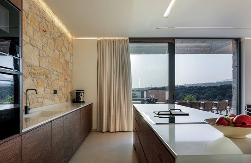 Gerani Villa | Blending Modern Architecture with the Calm of Nature: by etouri