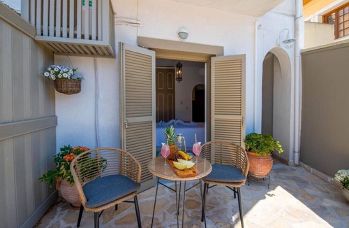 Gaios Apartment | Bohemian-Luxe Studio Central Gaios