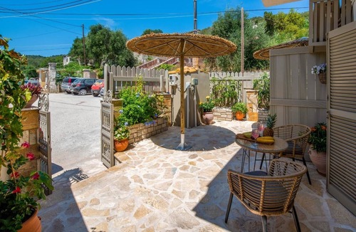 Gaios Apartment | Bohemian-Luxe Studio Central Gaios