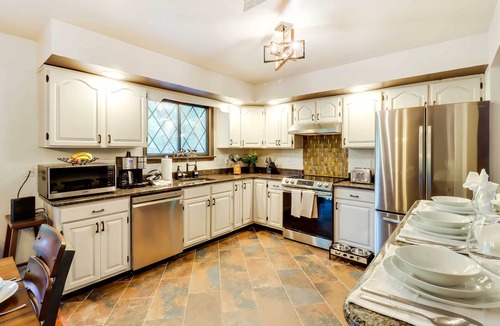 East Stroudsburg House | Camelback Pocono Getaway w/Hot Tub & Games!