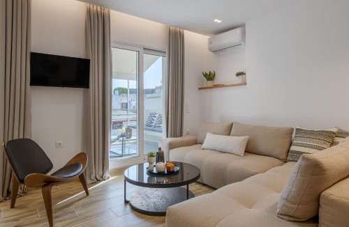 Monastiraki Apartment | Central Sunny Loft with Plunge Pool