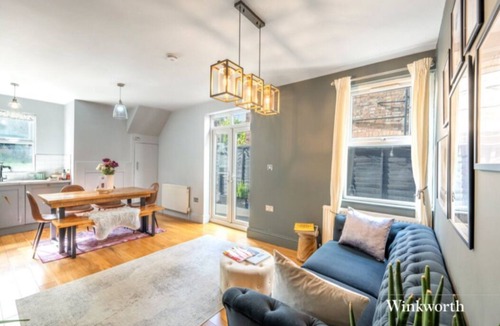 West Finchley House | Charming, ground floor two bedroom garden maisonette with WiFi in London