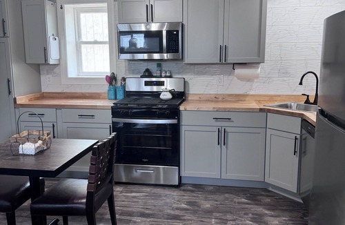 Manville Cottage | Charming single family Cottage, pet friendly, close to Prov, Woon, MA & highways
