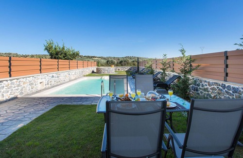 Houdetsi Villa | Close to Sandy Beach & Amenities