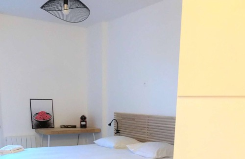 Cenon Apartment | Comfortable designer apartment (Free Parking) 10 minutes from Bordeaux
